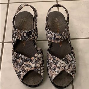 Bernie Mev. size 6 excellent condition sandals